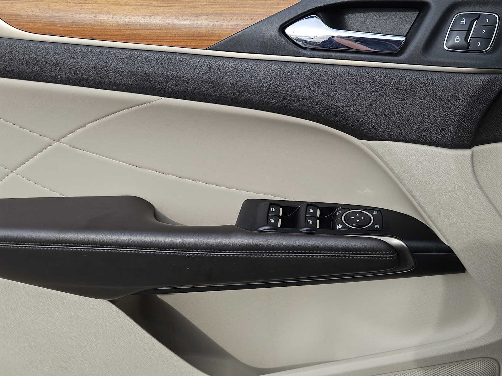 Thumbnail: 2018 Lincoln MKC - 23