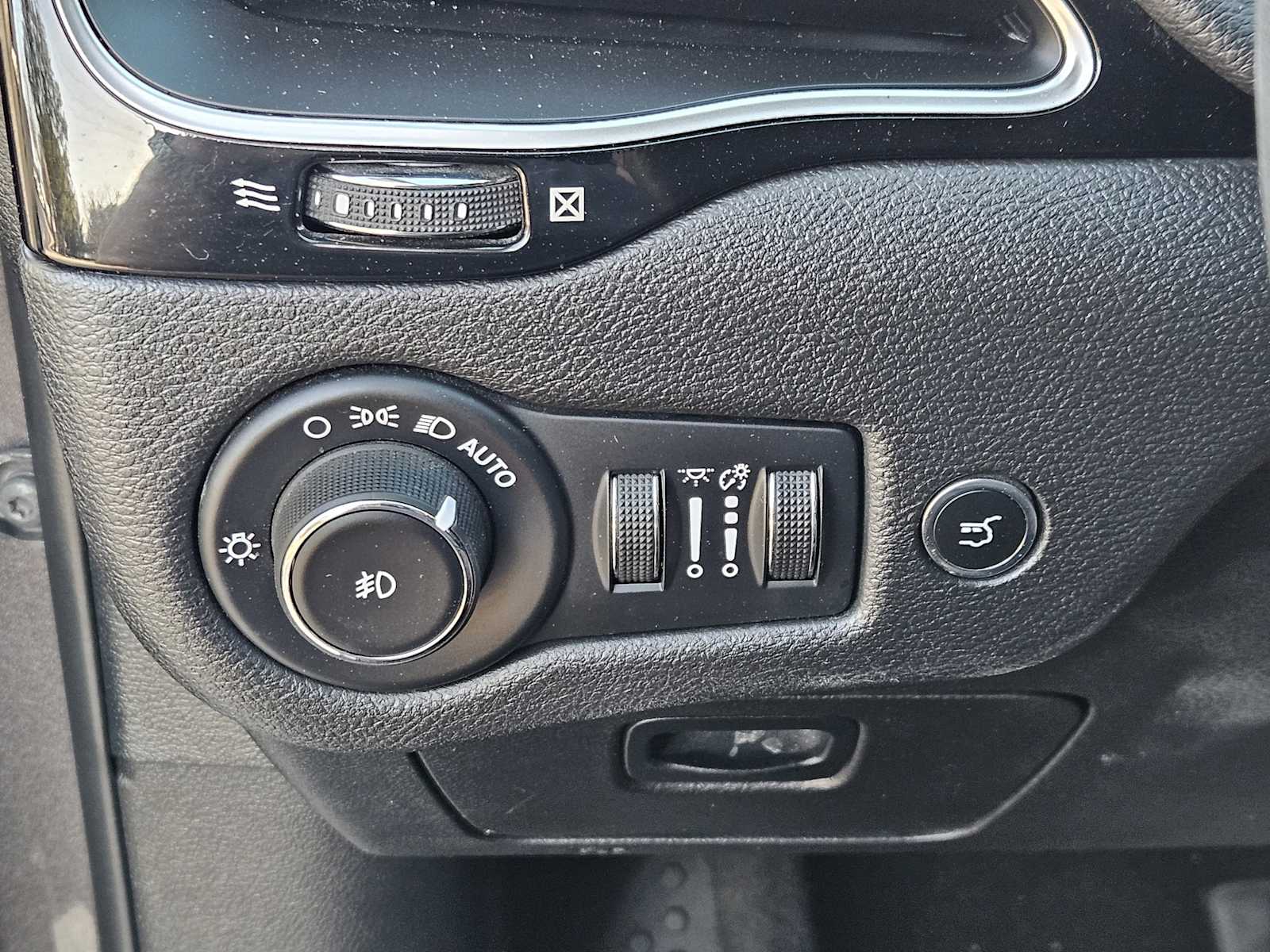 Thumbnail: 2020 Jeep Cherokee - 20