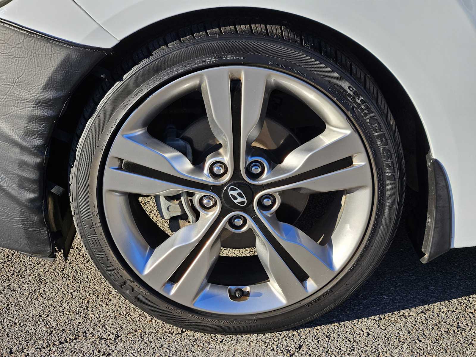 Thumbnail: 2017 Hyundai Veloster - 9