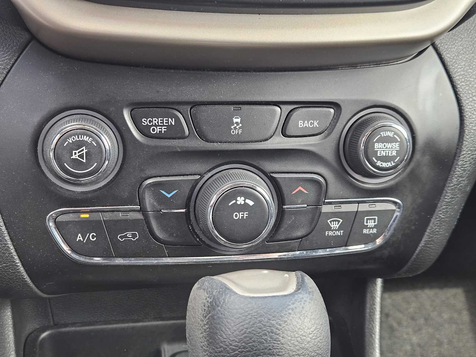 Thumbnail: 2015 Jeep Cherokee - 18