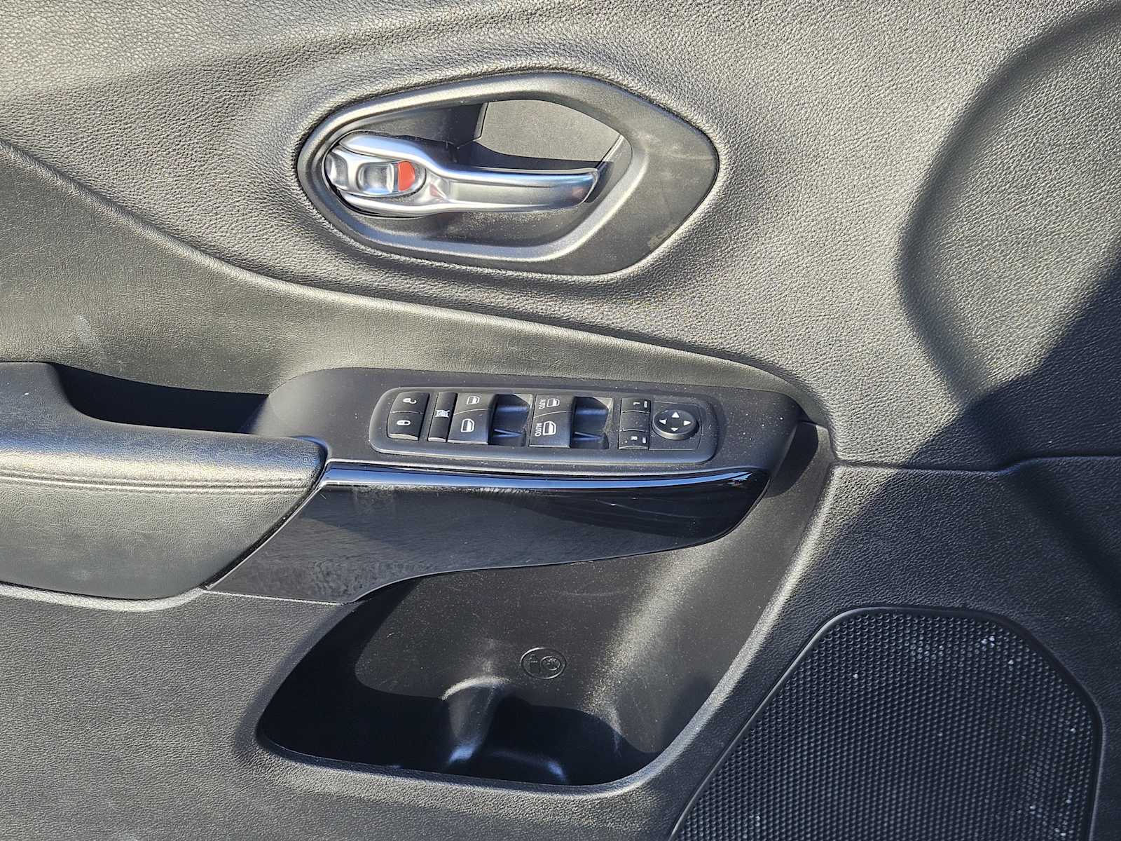 Thumbnail: 2020 Jeep Cherokee - 21