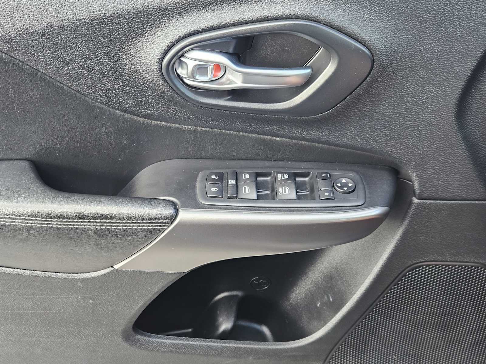 Thumbnail: 2020 Jeep Cherokee - 22