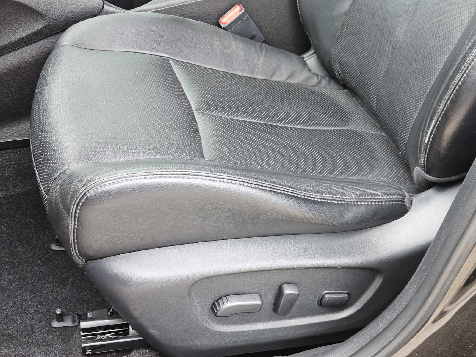 2014 Nissan Rogue SL 24