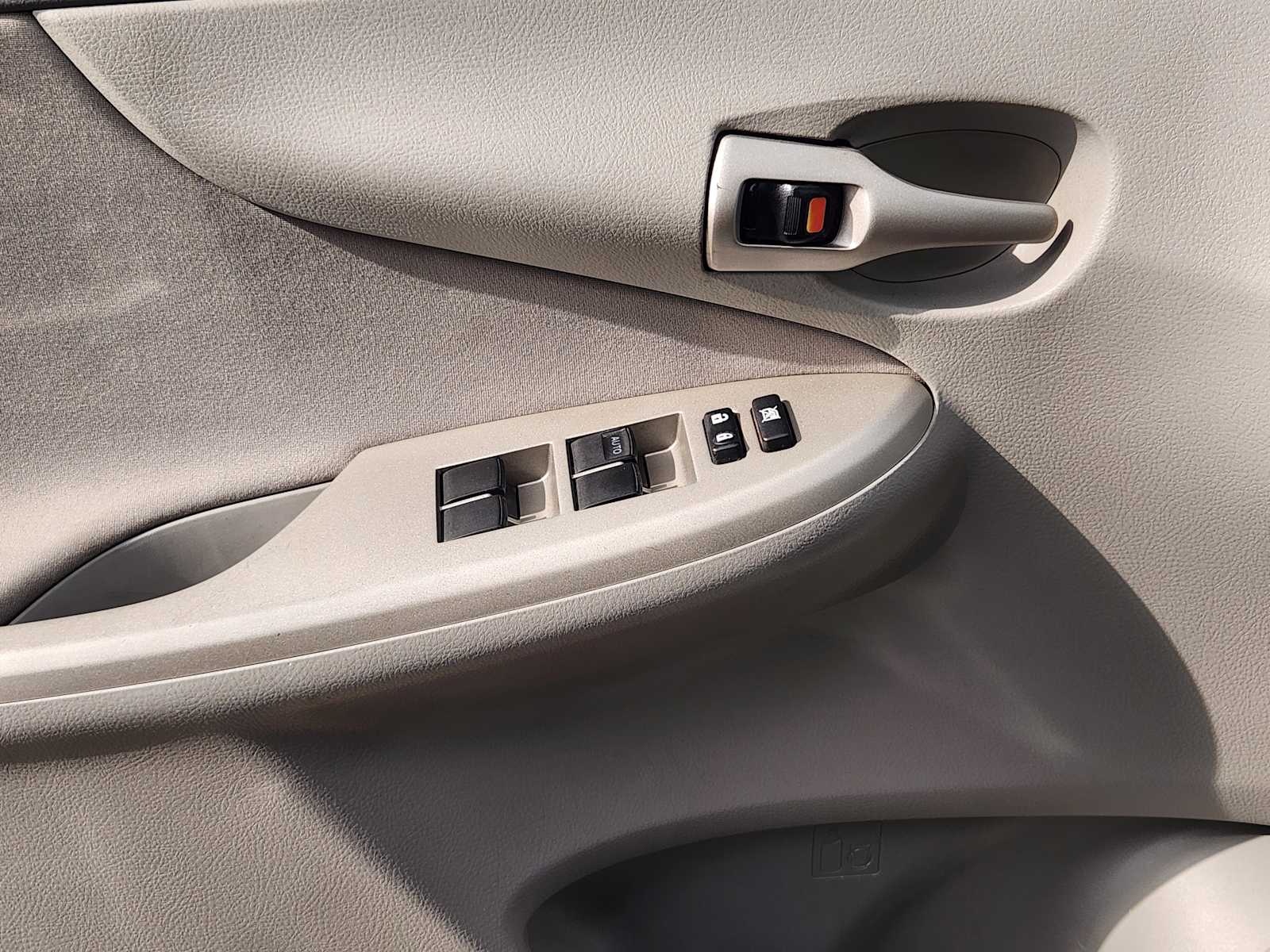 Thumbnail: 2010 Toyota Corolla - 23