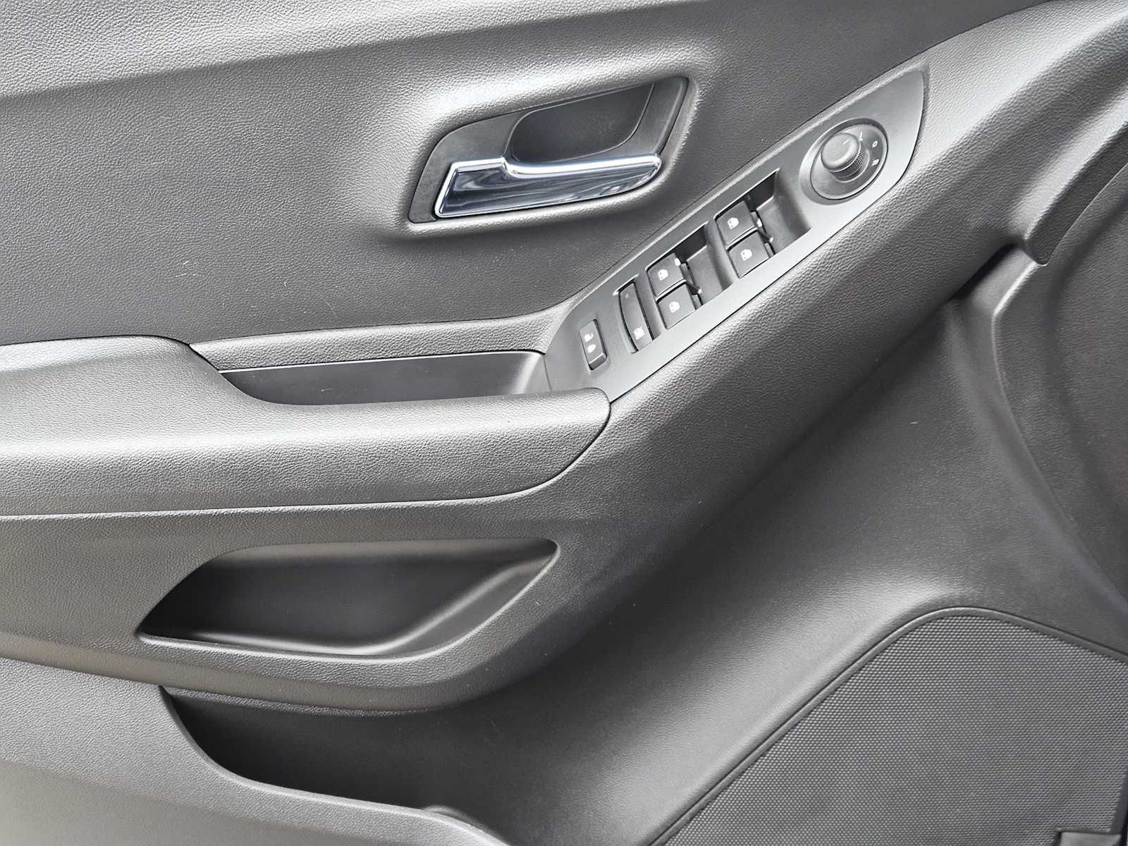 Thumbnail: 2017 Chevrolet Trax - 21