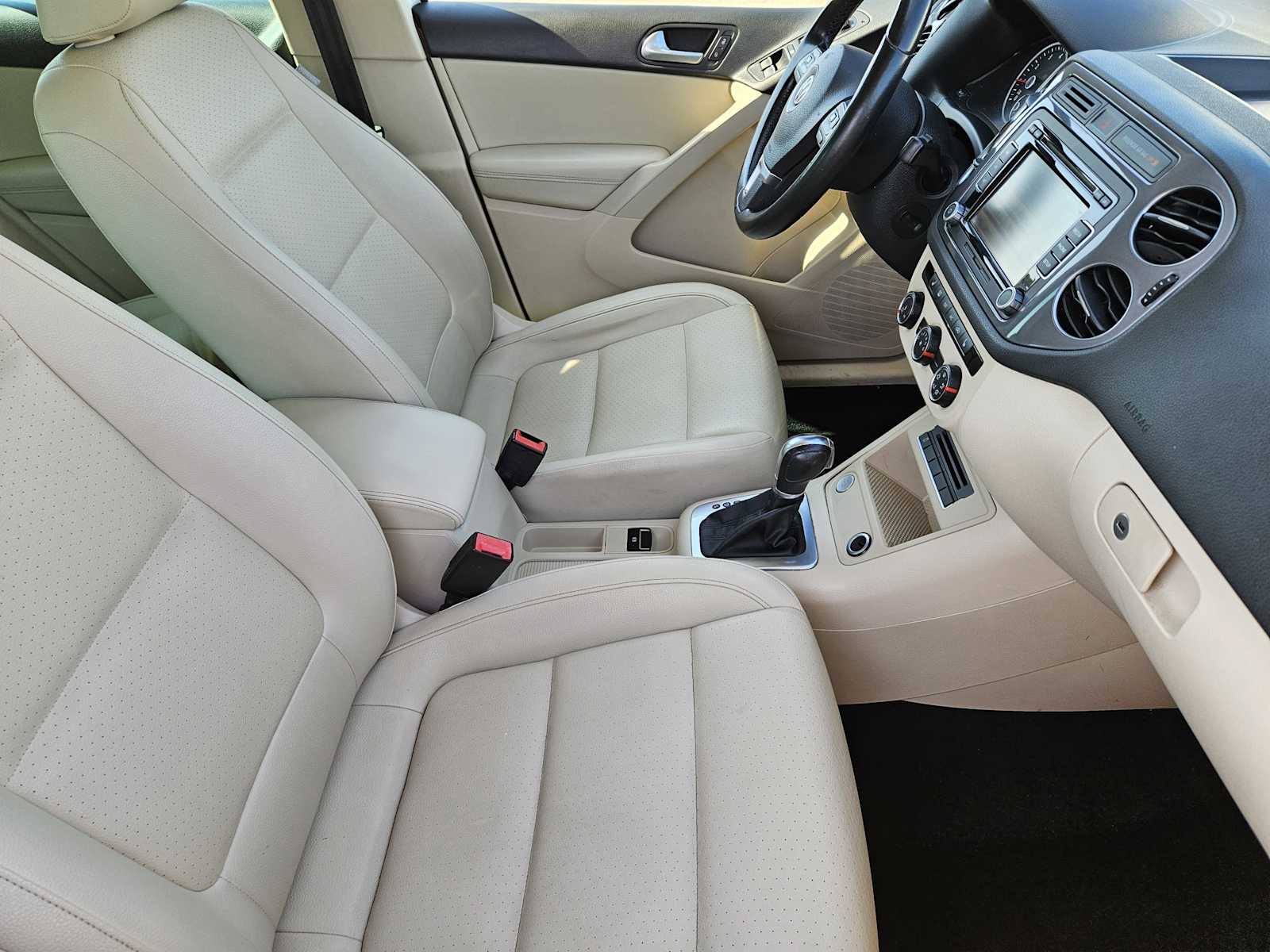 Thumbnail: 2014 Volkswagen Tiguan - 14