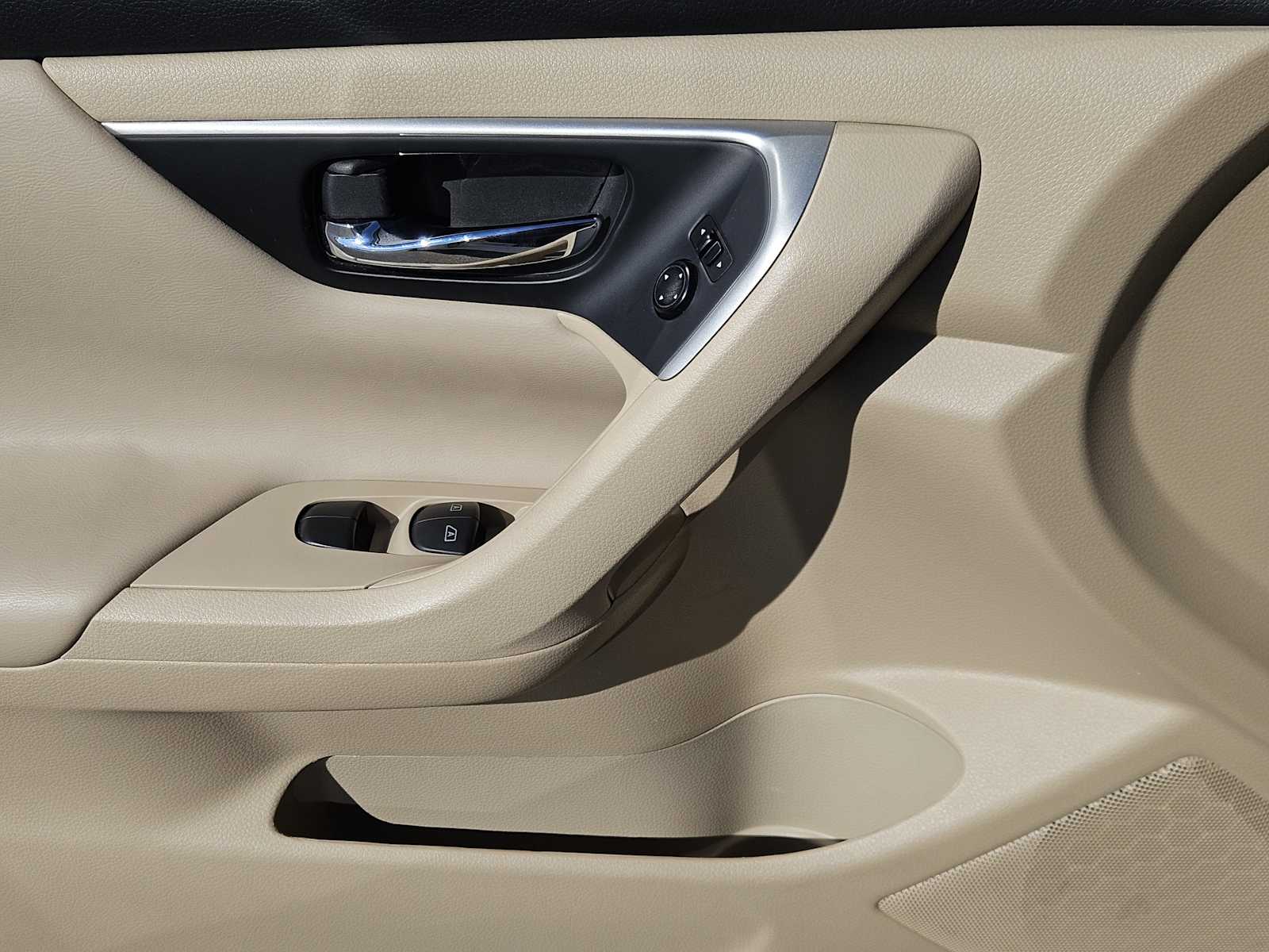 Thumbnail: 2016 Nissan Altima - 23