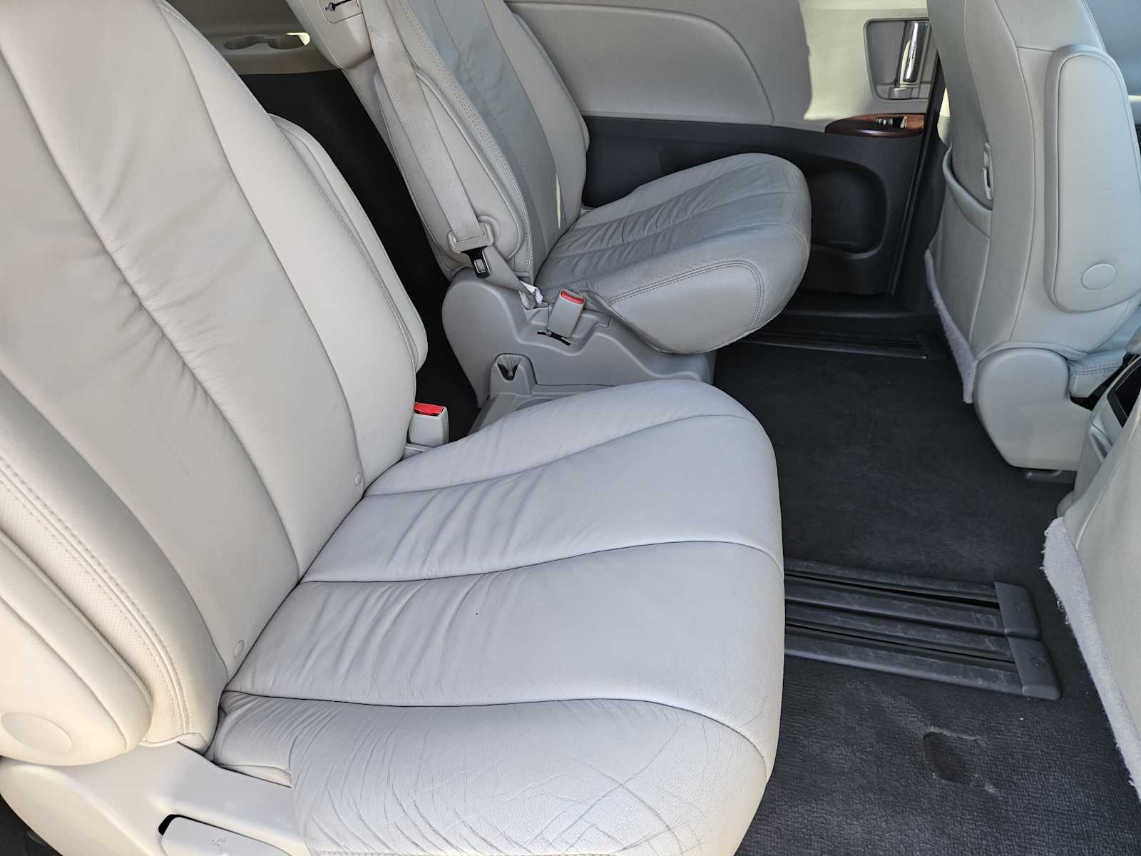 Thumbnail: 2011 Toyota Sienna - 14