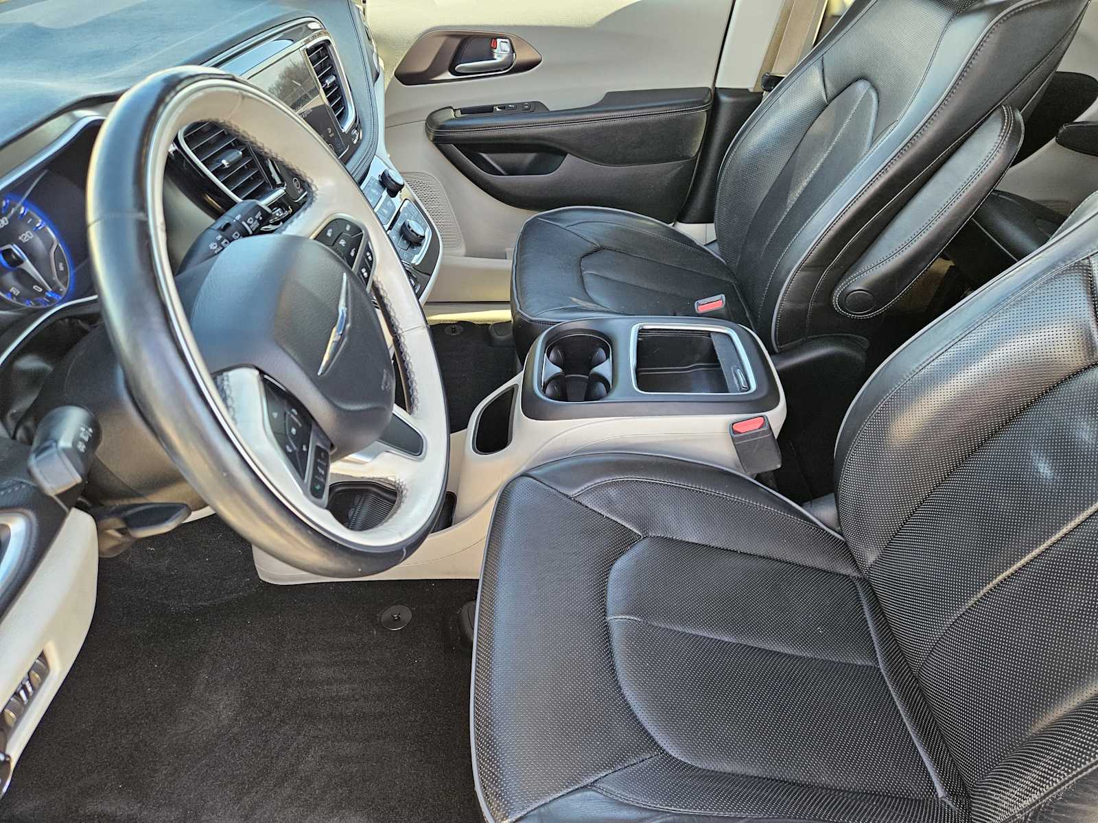 Thumbnail: 2018 Chrysler Pacifica - 12