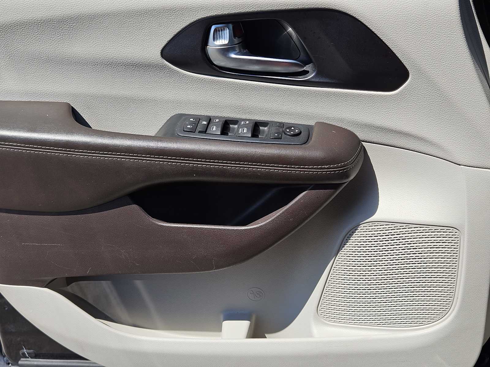 Thumbnail: 2020 Chrysler Pacifica - 21