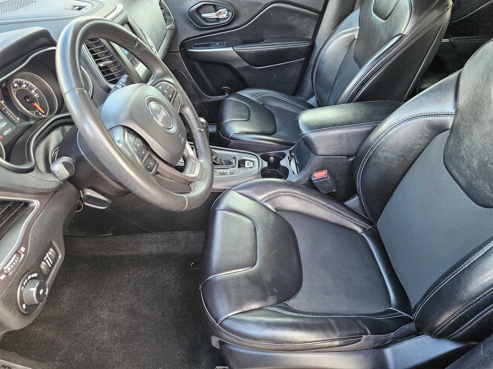 Thumbnail: 2020 Jeep Cherokee - 12