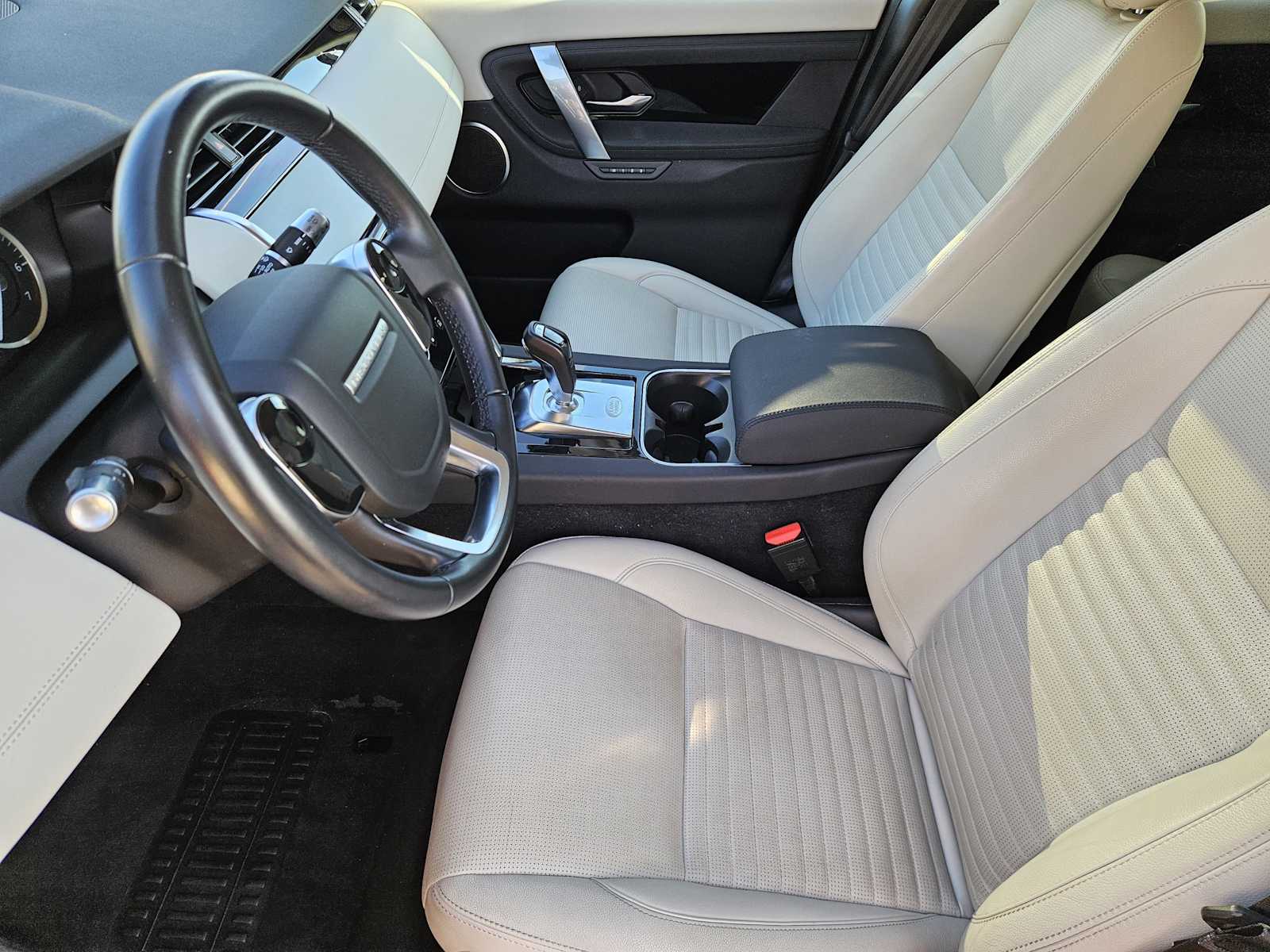 Thumbnail: 2020 Land Rover Discovery Sport - 13