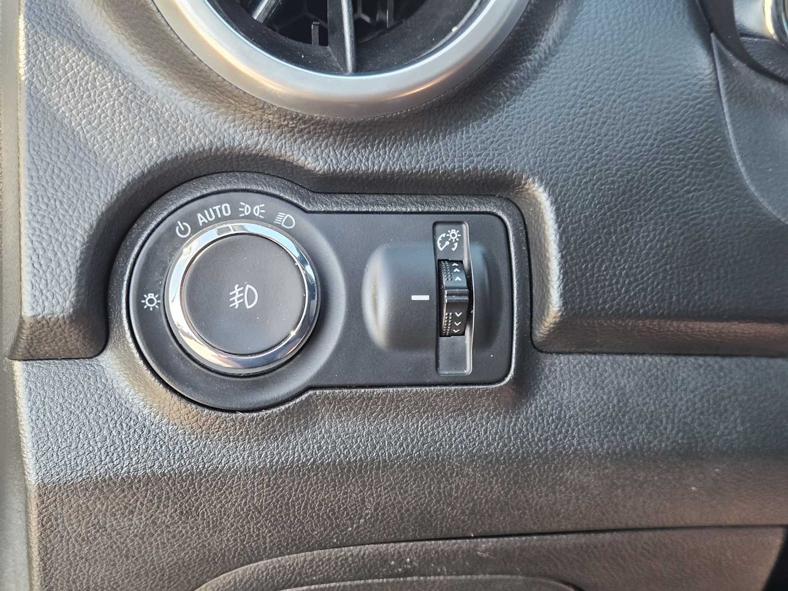 Thumbnail: 2015 Chevrolet Trax - 19