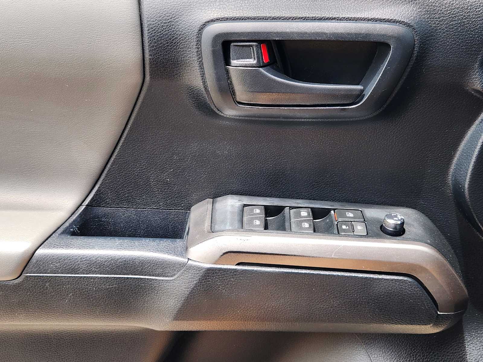 Thumbnail: 2016 Toyota Tacoma - 21