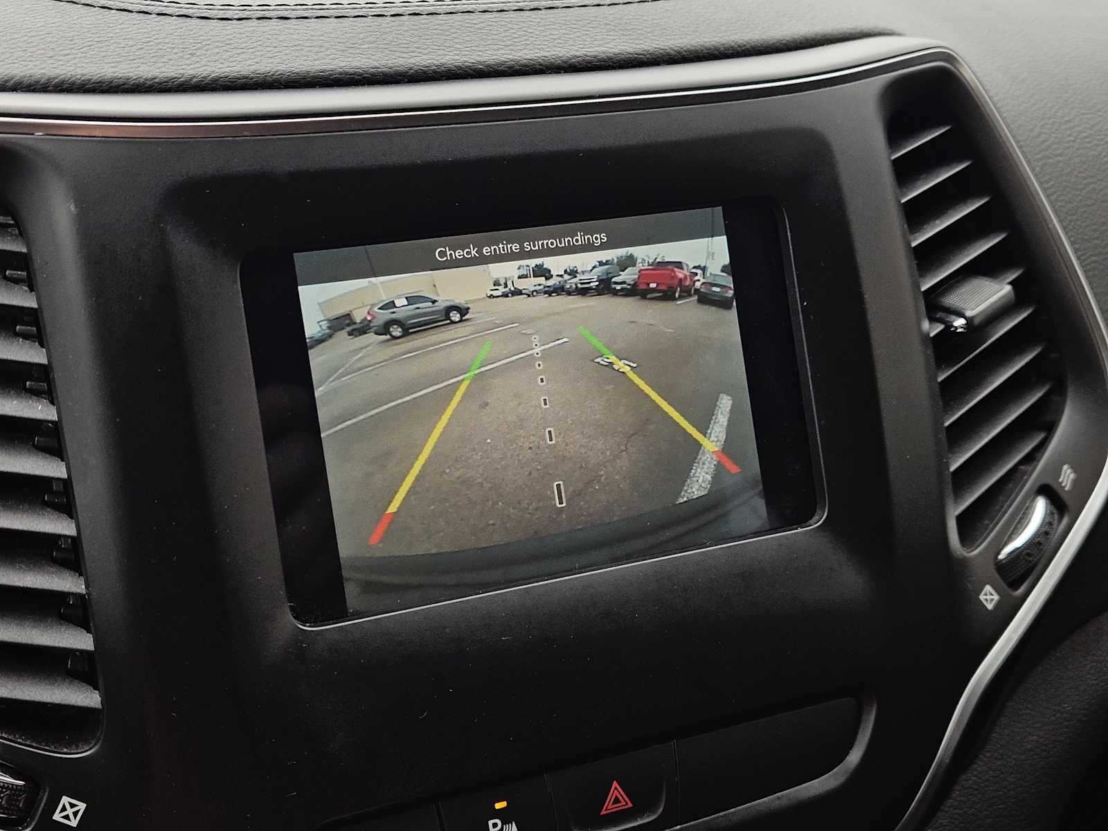 Thumbnail: 2019 Jeep Cherokee - 18