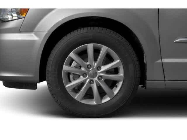 Thumbnail: 2015 Chrysler Town & Country - 13
