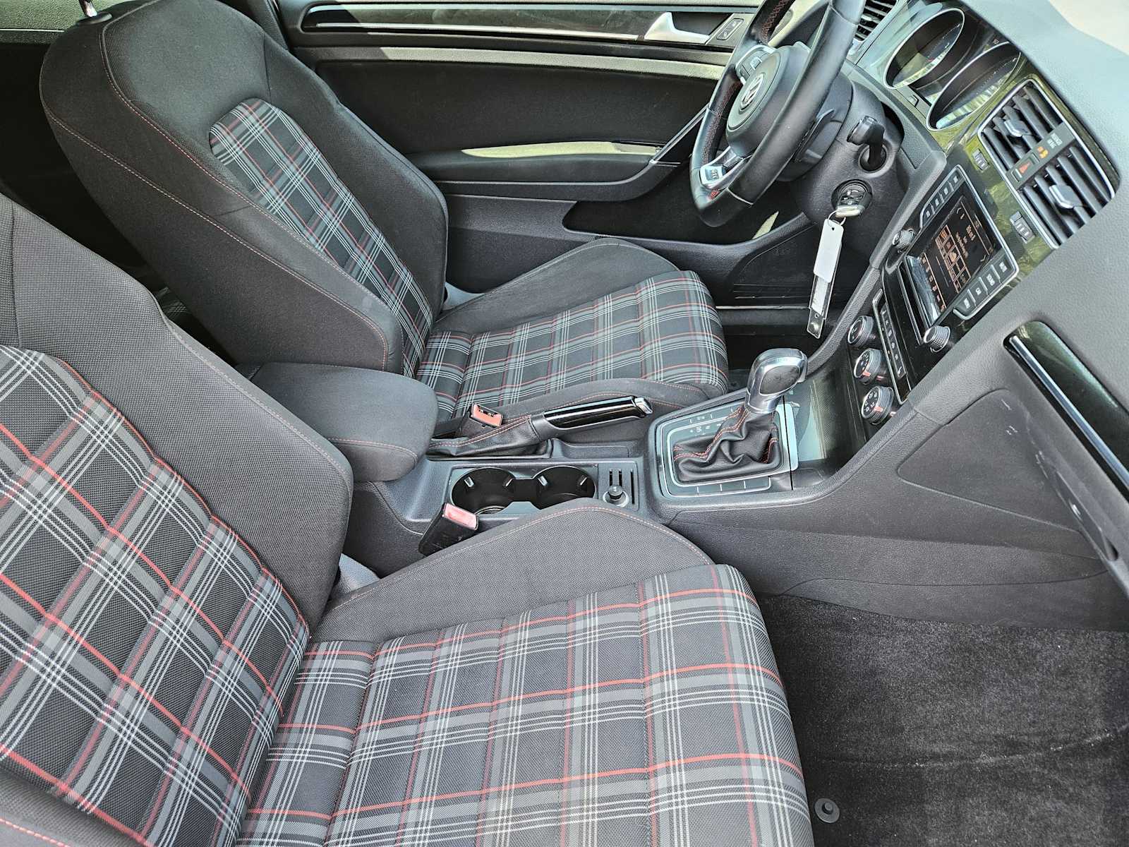 Thumbnail: 2015 Volkswagen Golf - 14