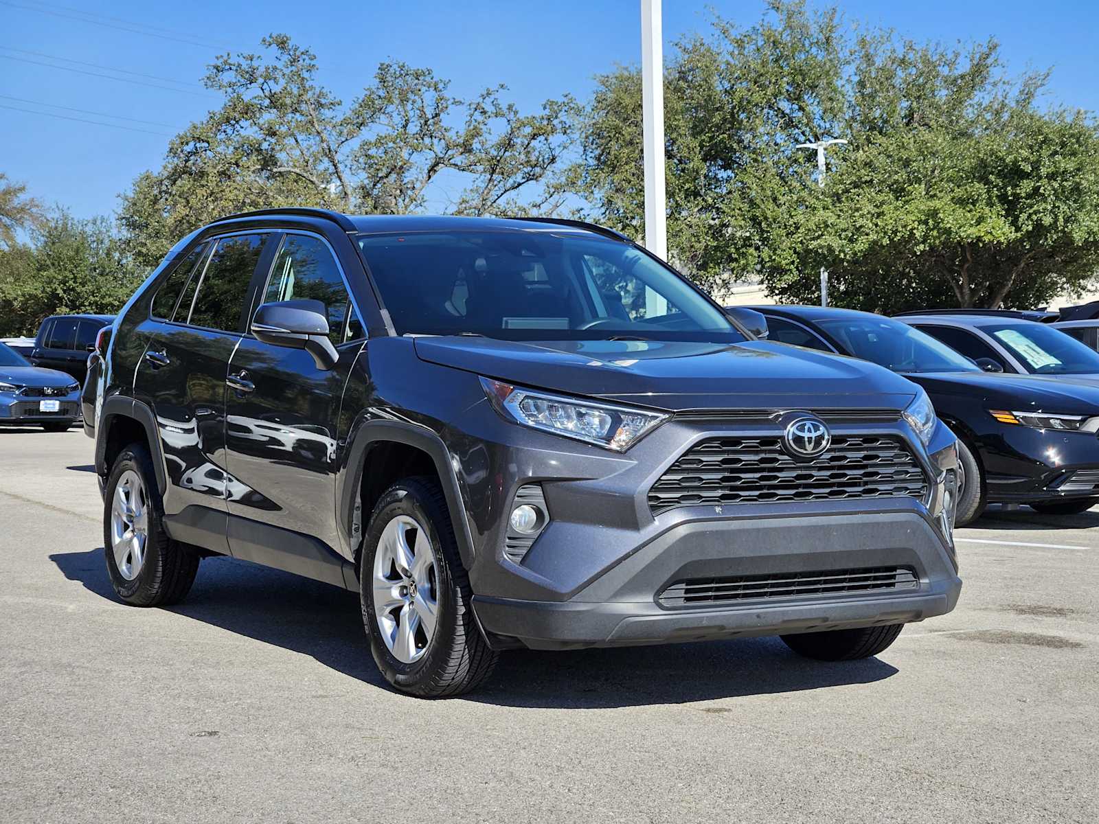 2021 Toyota RAV4 XLE photo 3