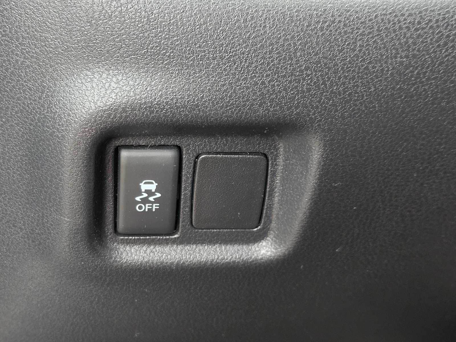 Thumbnail: 2012 Nissan Versa - 20