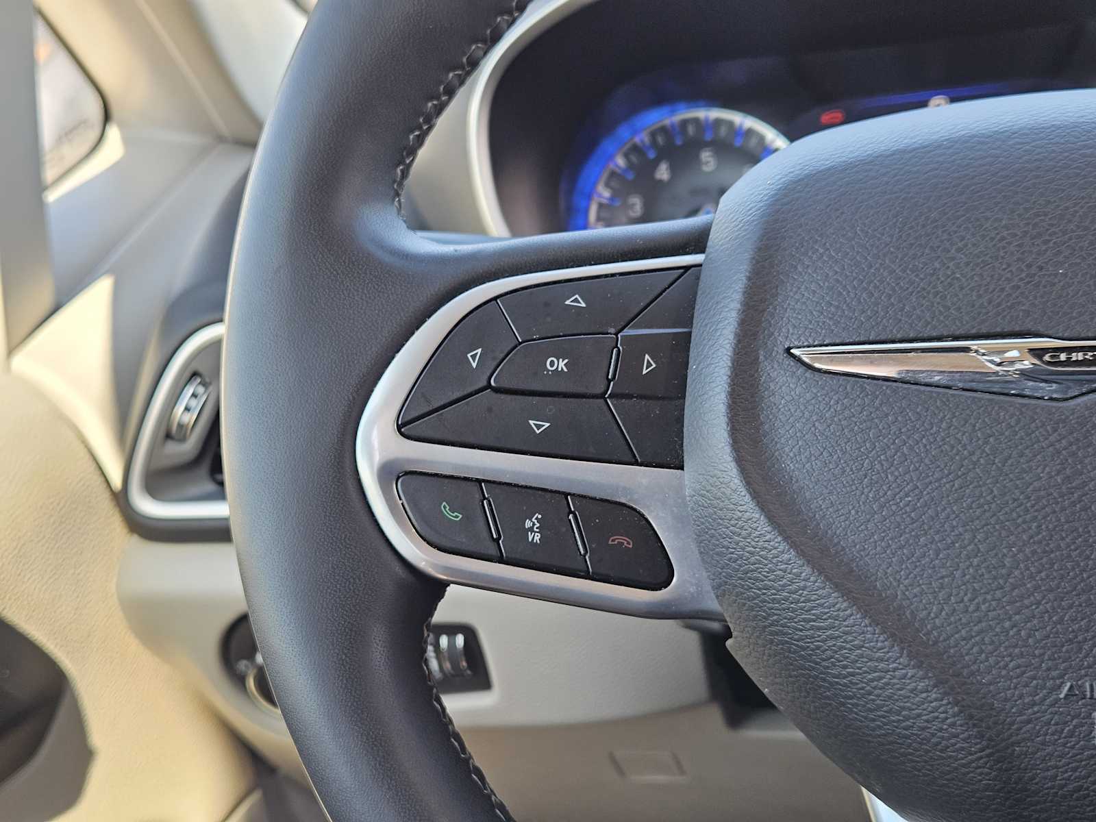 Thumbnail: 2023 Chrysler Pacifica - 25