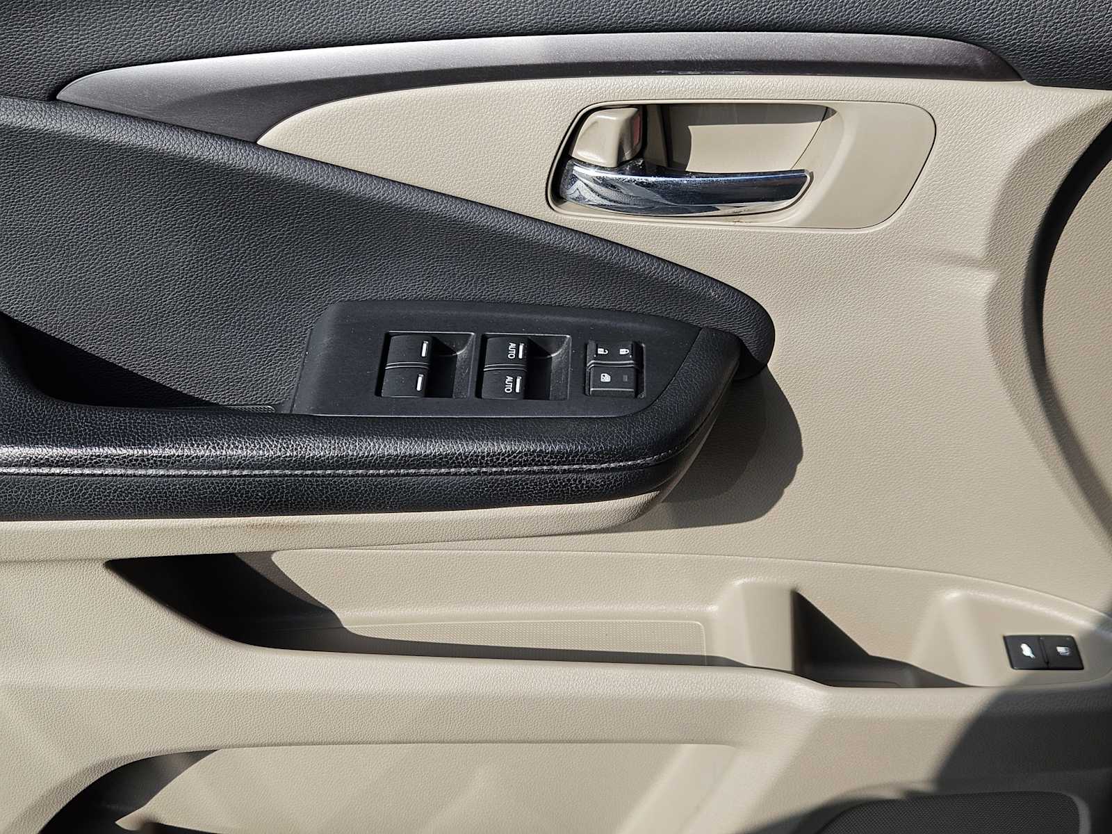 Thumbnail: 2016 Honda Pilot - 23