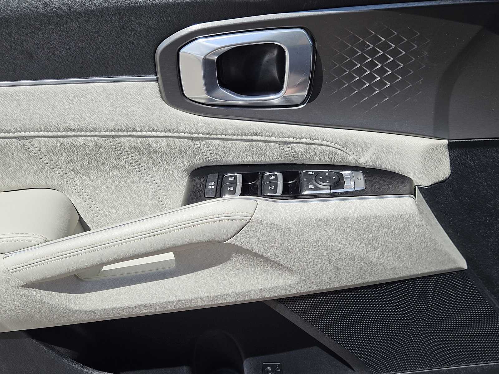 Thumbnail: 2023 Kia Sorento - 23