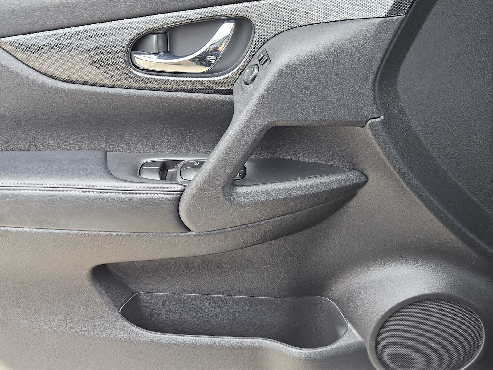 2014 Nissan Rogue SL 23
