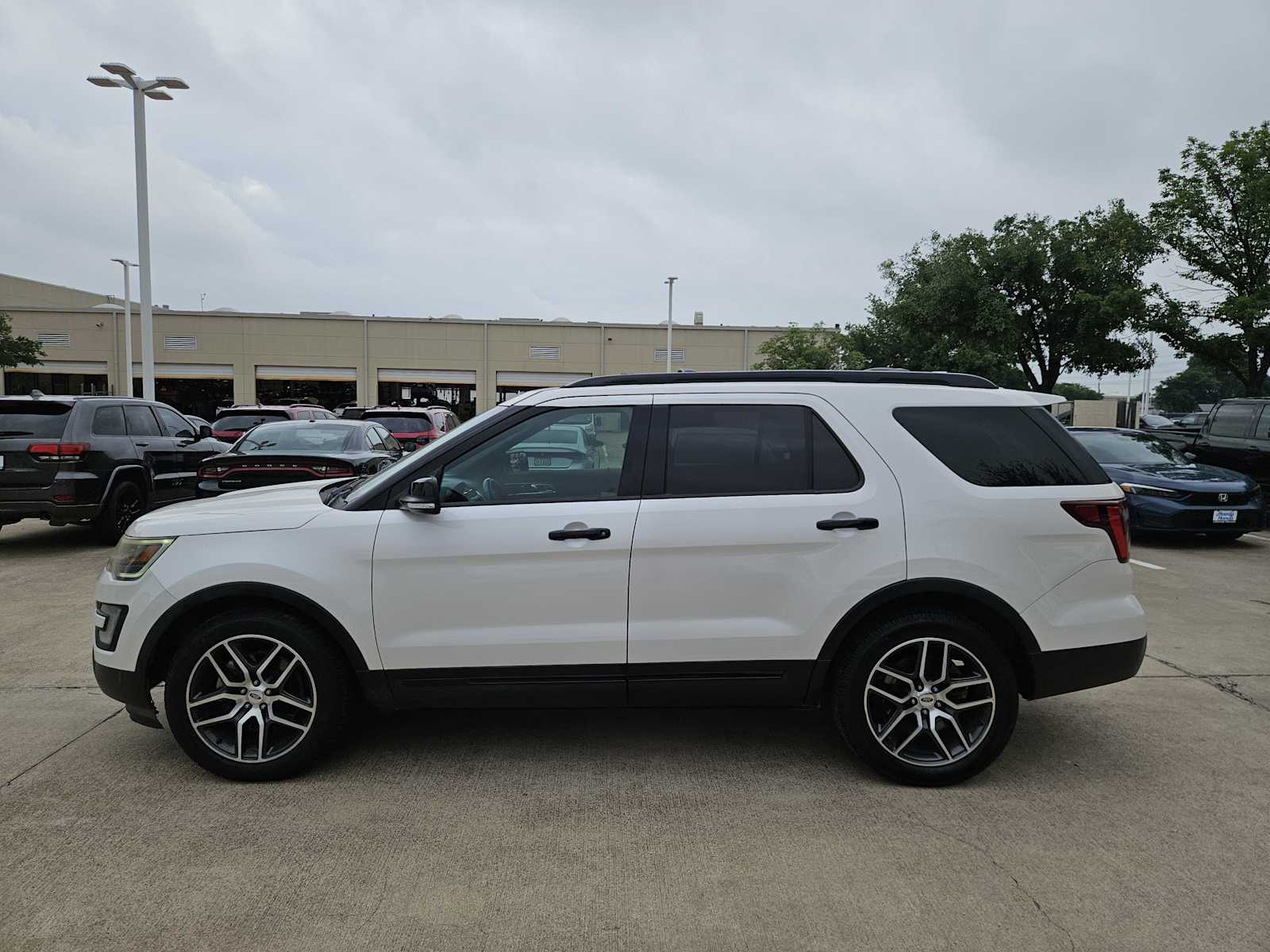 Thumbnail: 2017 Ford Explorer - 3