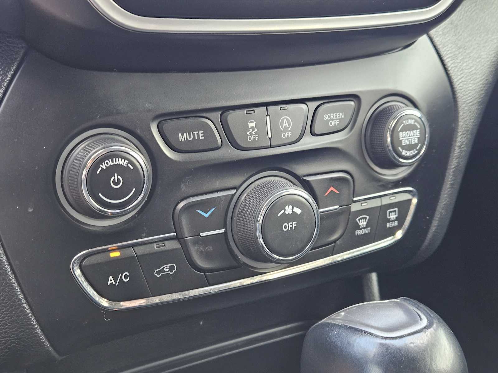 Thumbnail: 2020 Jeep Cherokee - 18