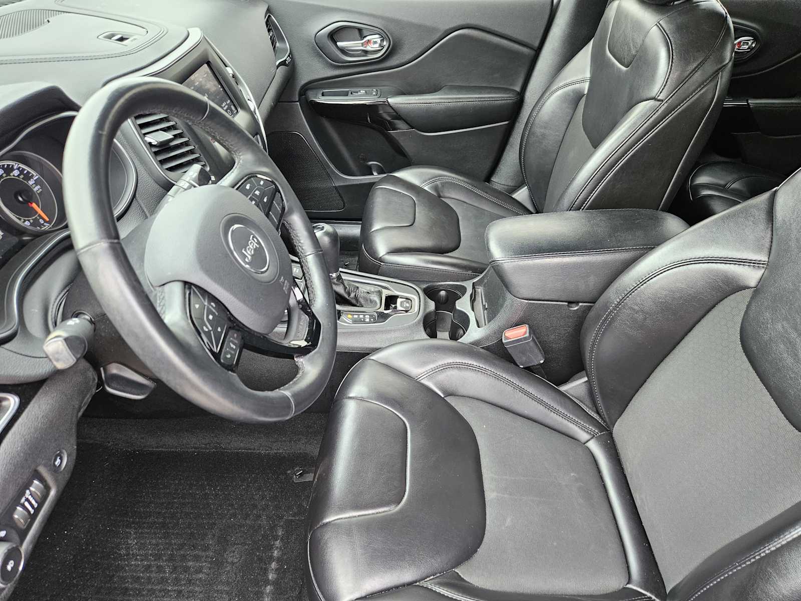 Thumbnail: 2019 Jeep Cherokee - 13