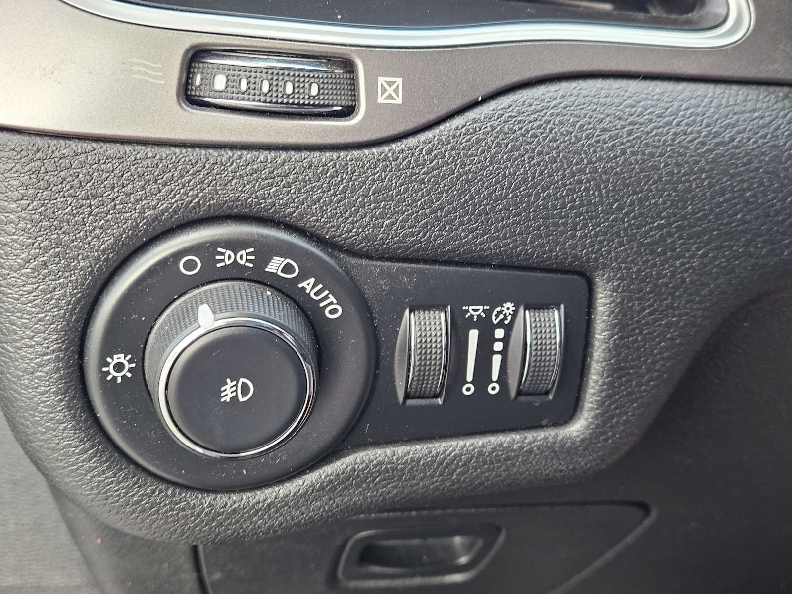 Thumbnail: 2020 Jeep Cherokee - 21