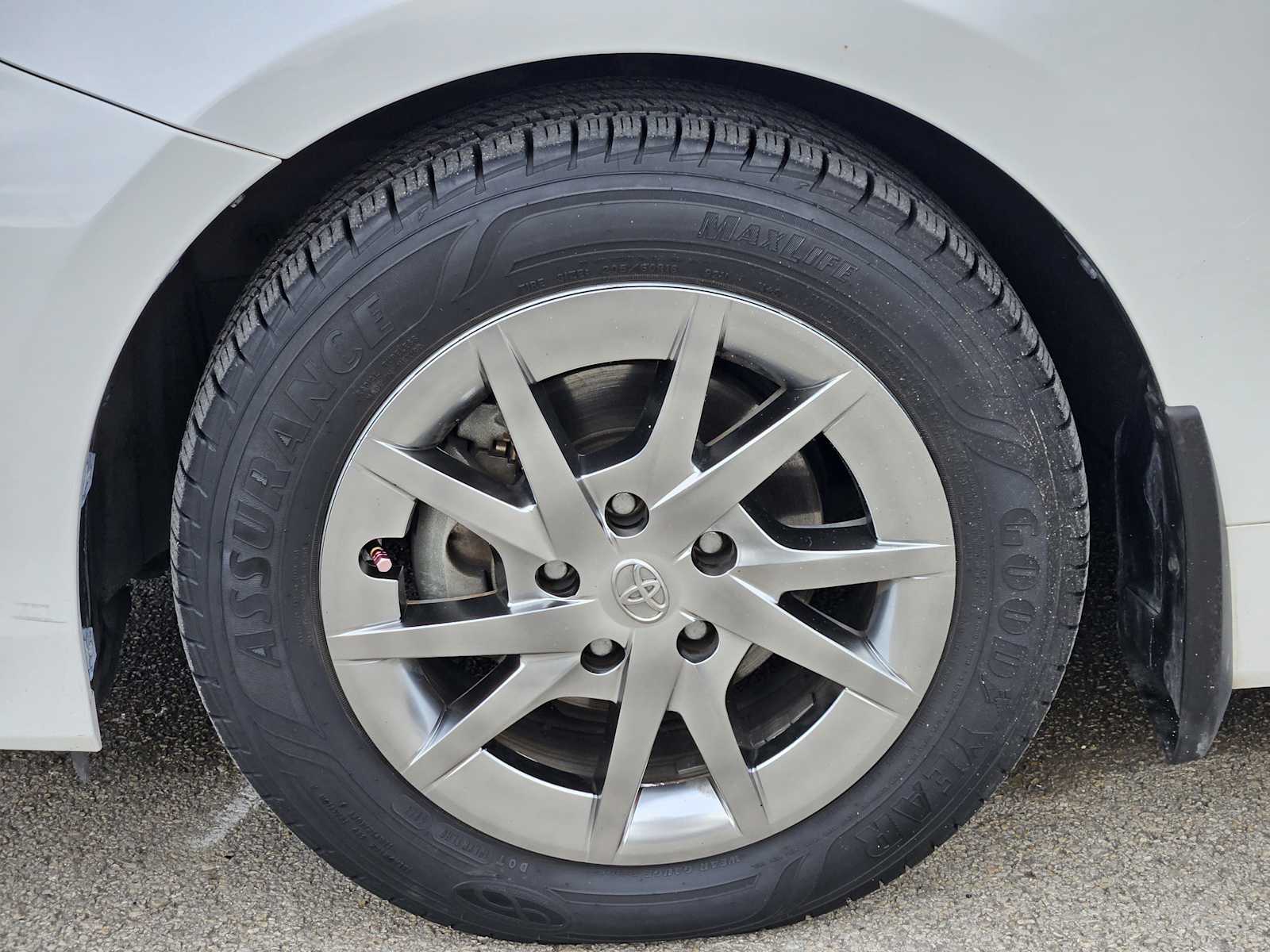 Thumbnail: 2015 Toyota Prius v - 8