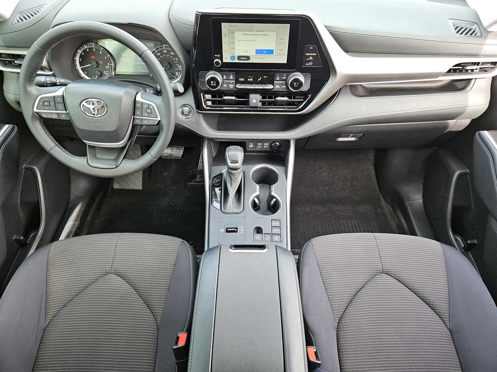 Thumbnail: 2023 Toyota Highlander - 25