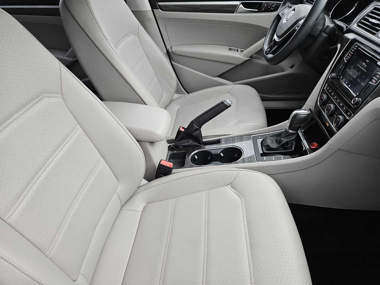 Thumbnail: 2017 Volkswagen Passat - 14