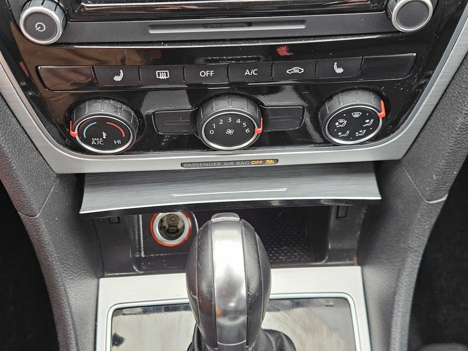 Thumbnail: 2013 Volkswagen Passat - 17