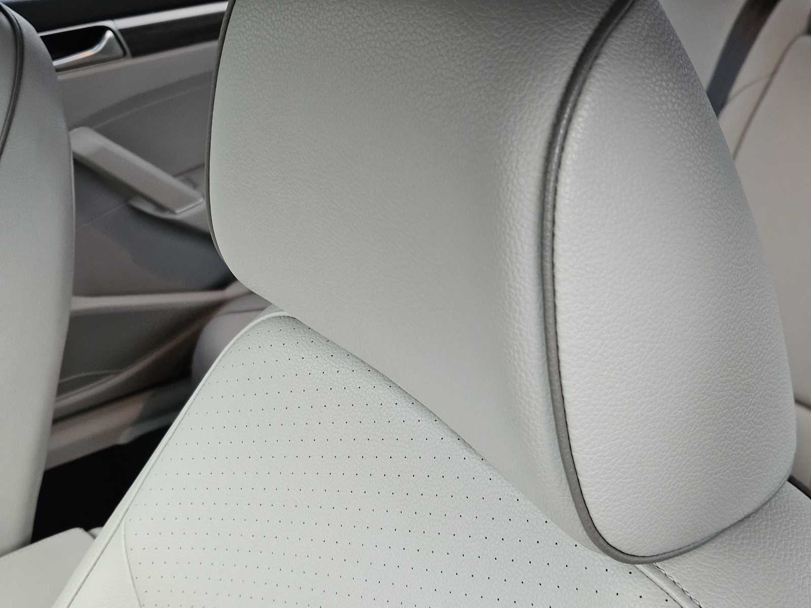 Thumbnail: 2017 Volkswagen Passat - 15