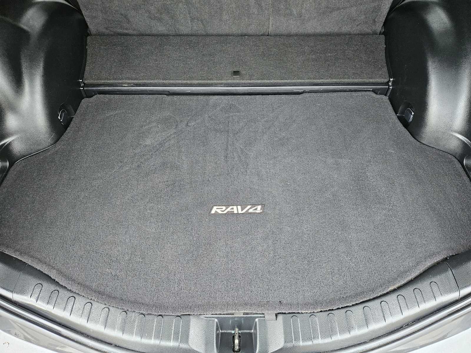 Thumbnail: 2017 Toyota RAV4 - 32