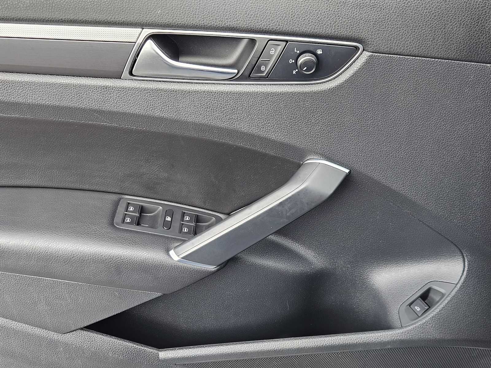 Thumbnail: 2018 Volkswagen Passat - 21