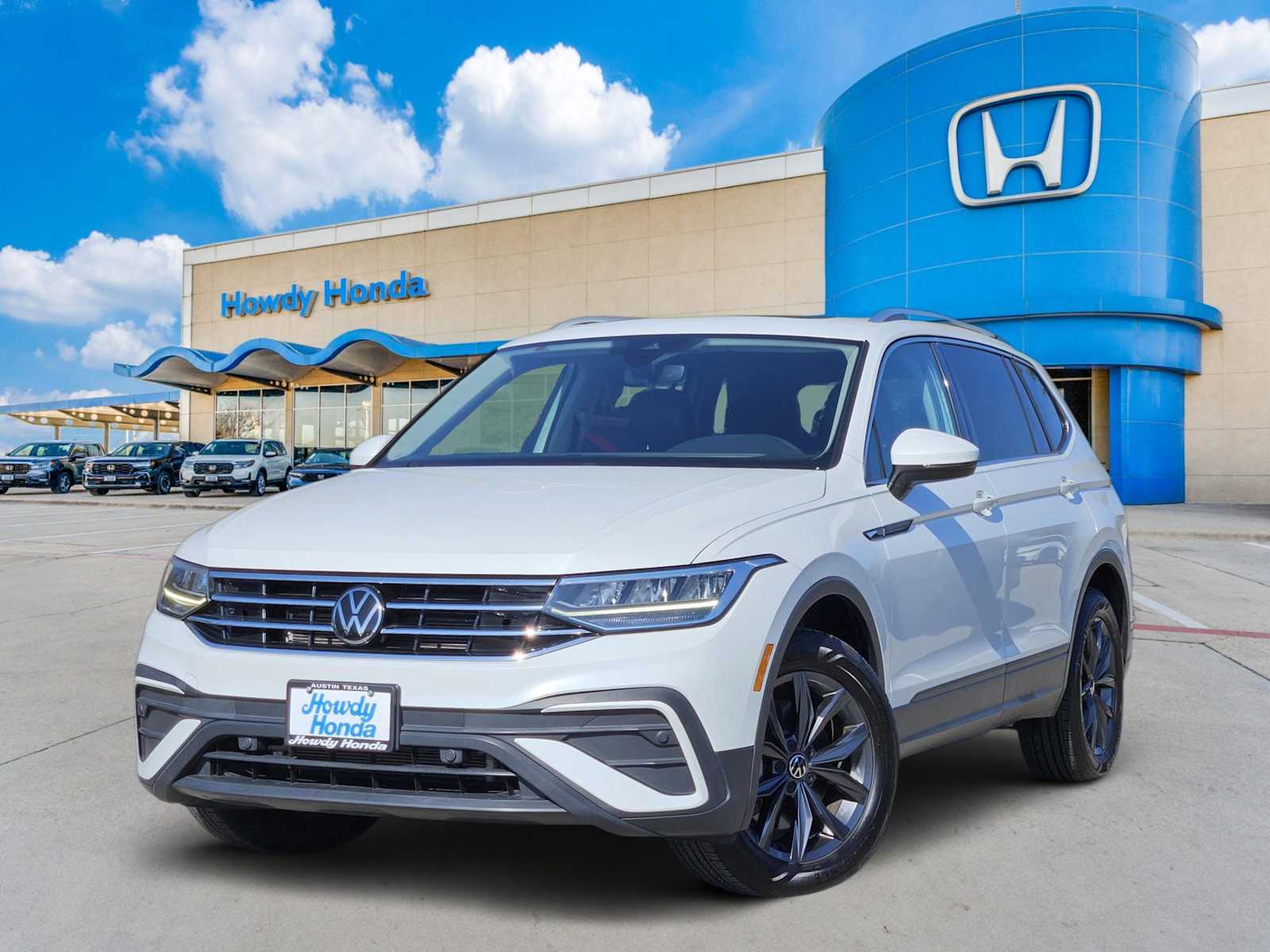 Thumbnail: 2023 Volkswagen Tiguan - 1