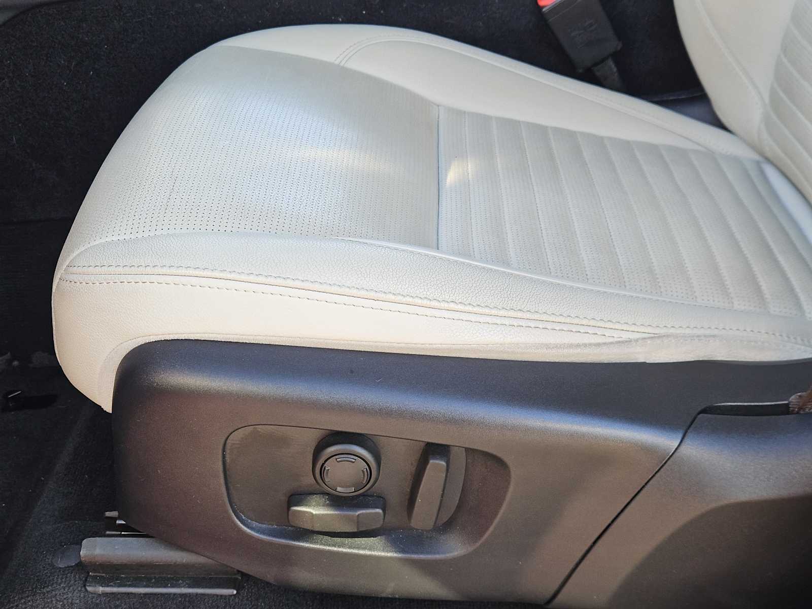 Thumbnail: 2020 Land Rover Discovery Sport - 23