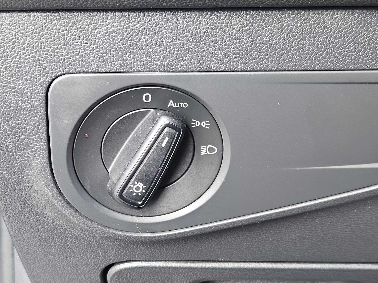 Thumbnail: 2018 Volkswagen Tiguan - 21