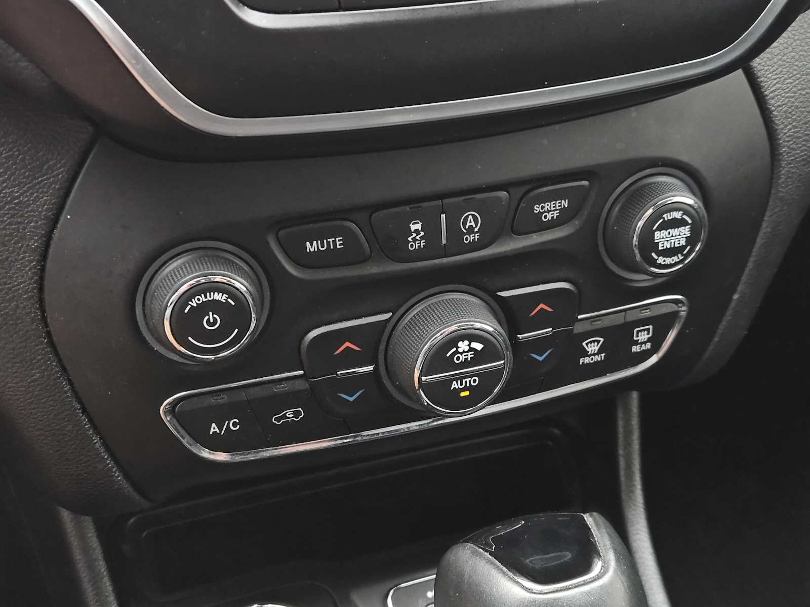 Thumbnail: 2019 Jeep Cherokee - 19