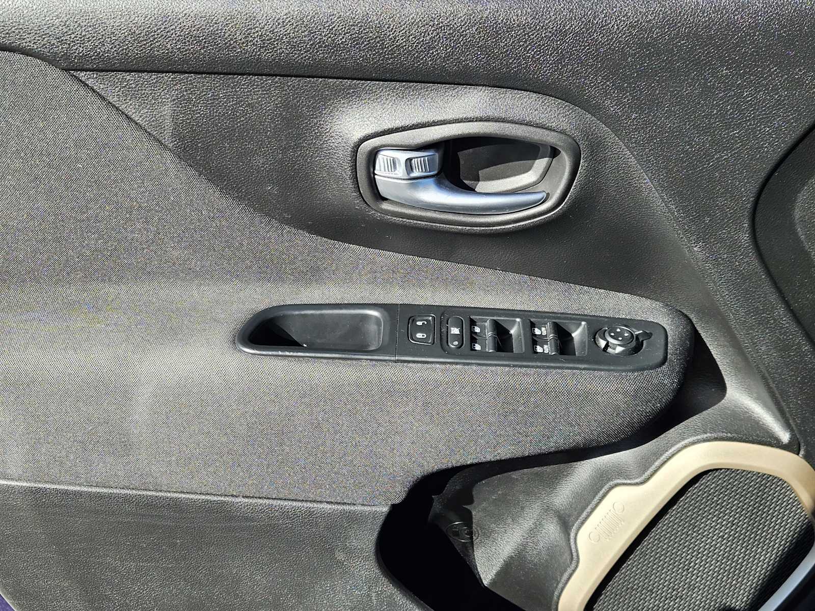 Thumbnail: 2017 Jeep Renegade - 22