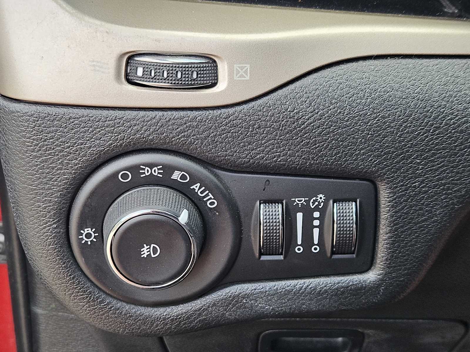 Thumbnail: 2015 Jeep Cherokee - 20