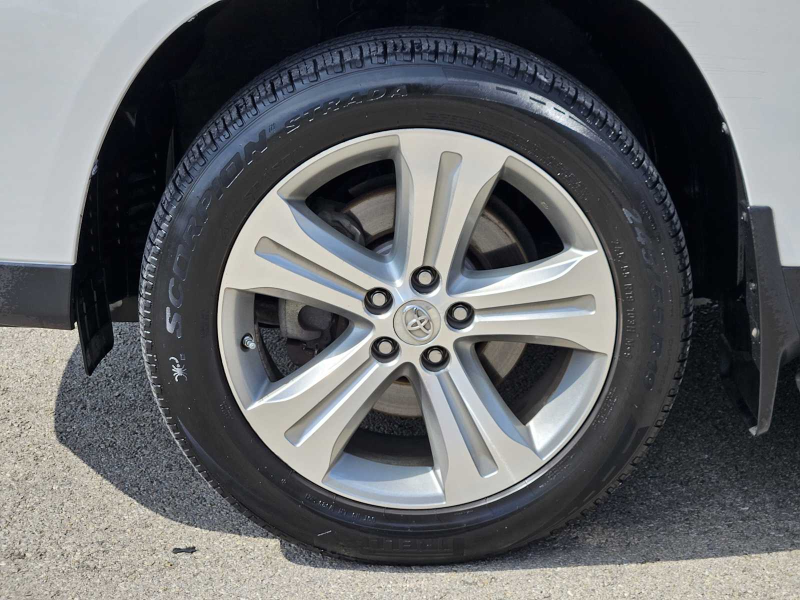 Thumbnail: 2013 Toyota Highlander - 8