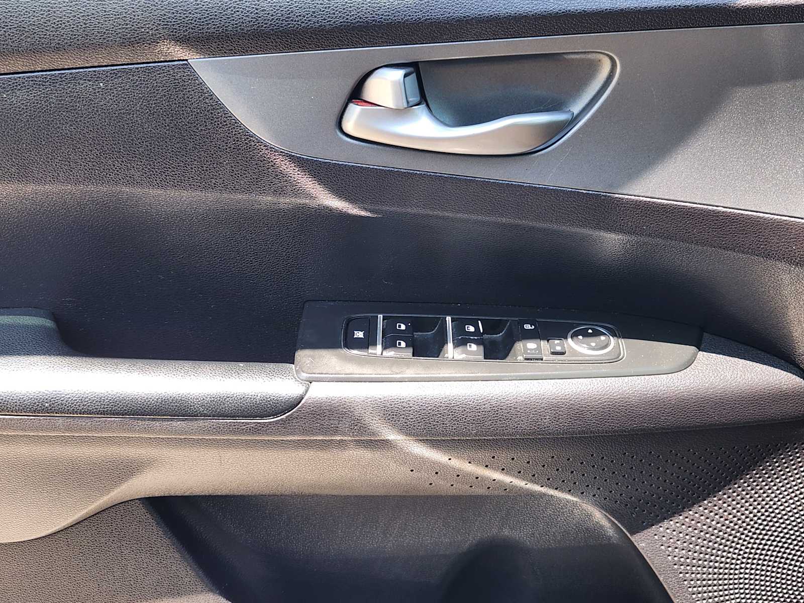 Thumbnail: 2021 Kia Forte - 21