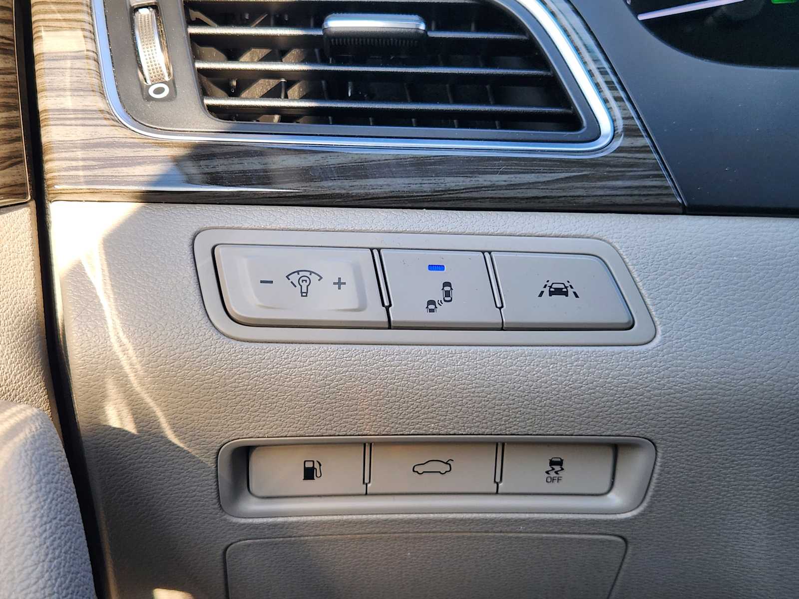 Thumbnail: 2015 Hyundai Sonata - 22