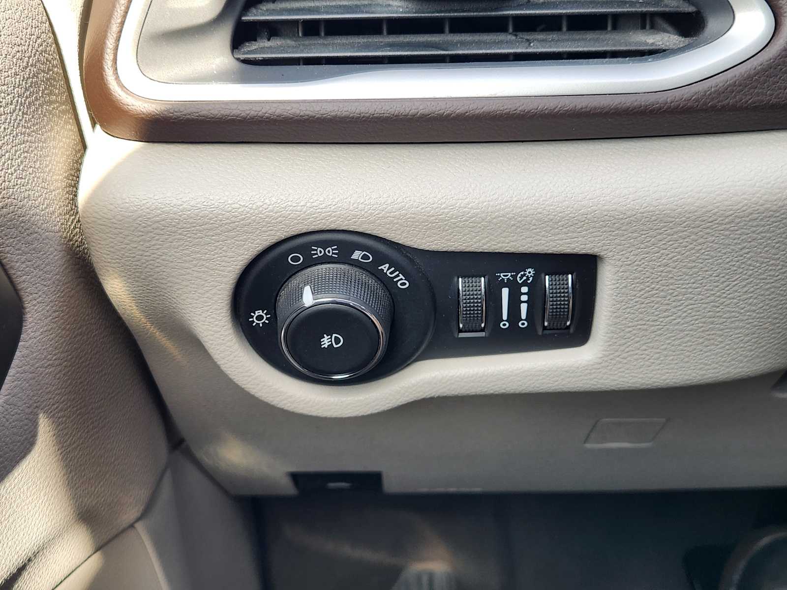 Thumbnail: 2017 Chrysler Pacifica - 21