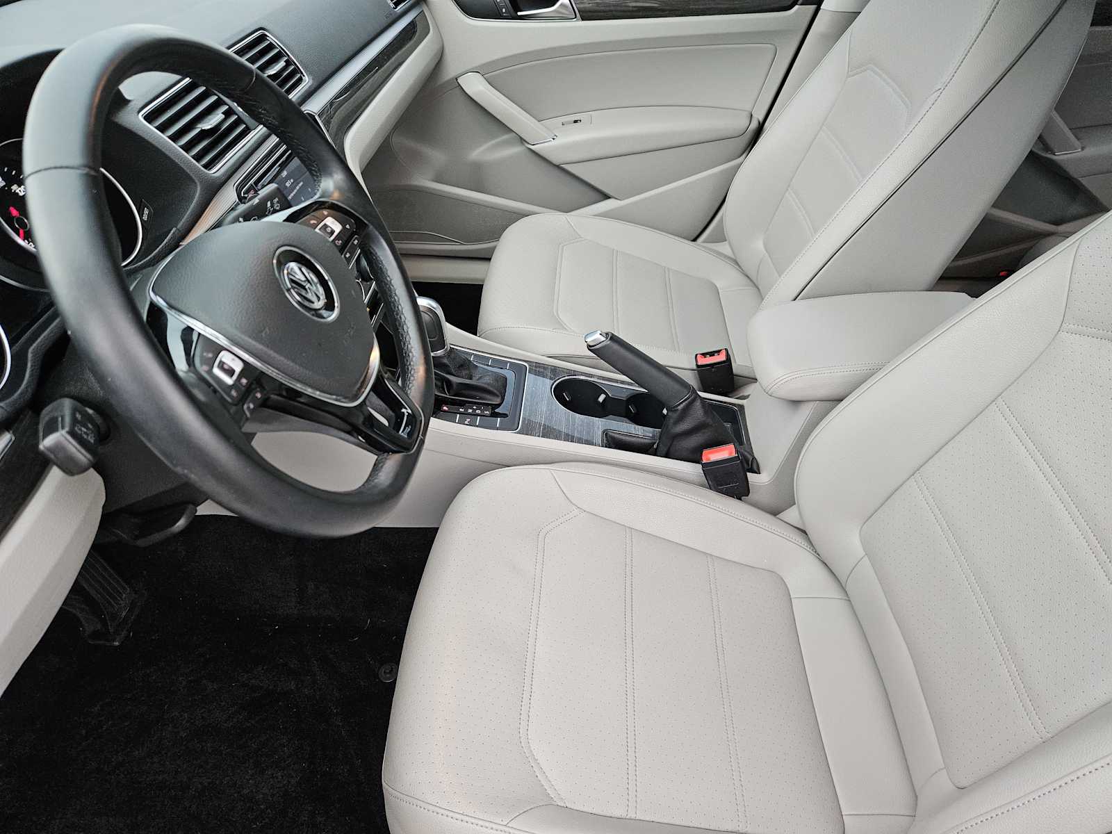 Thumbnail: 2017 Volkswagen Passat - 13