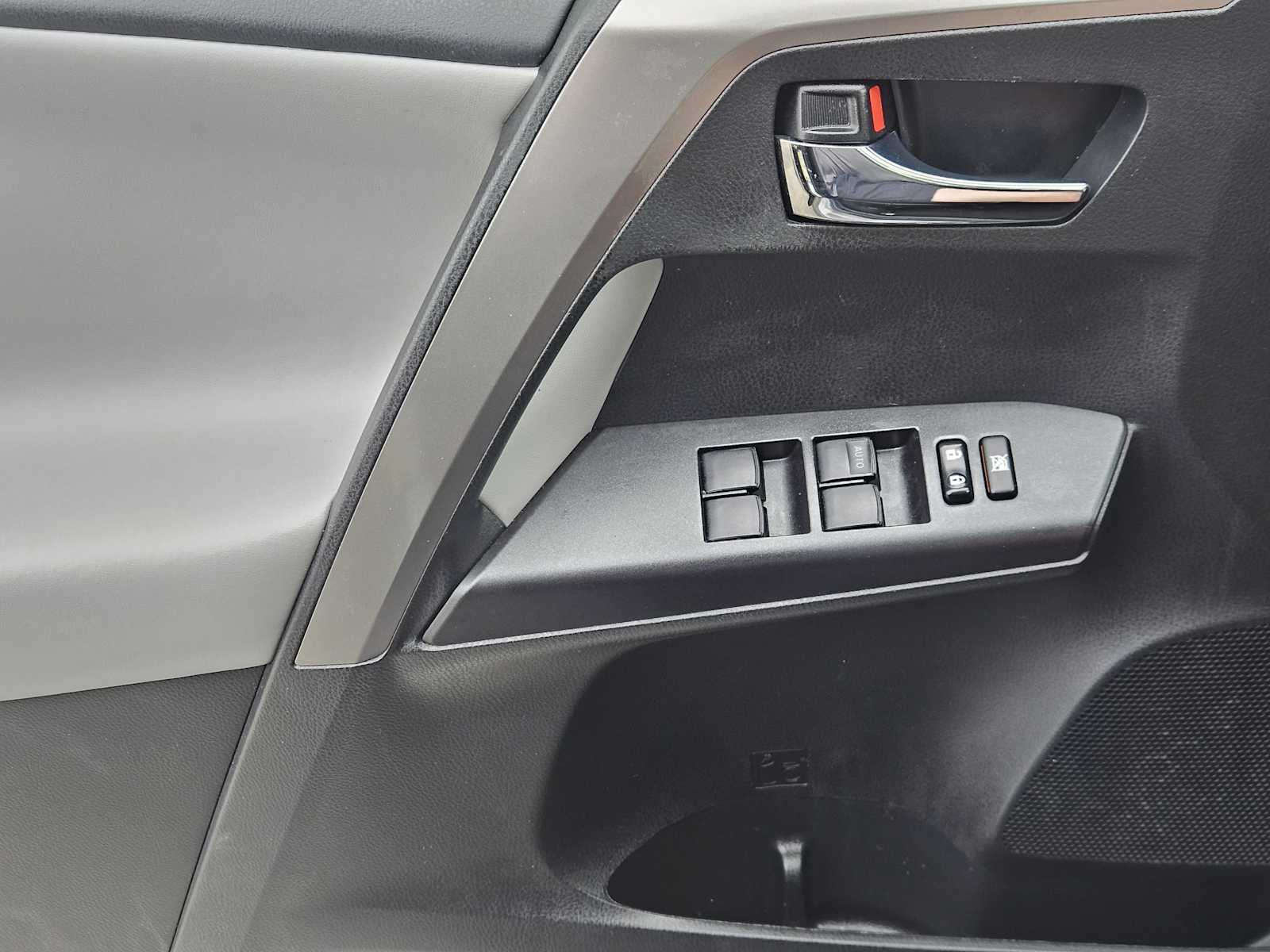 Thumbnail: 2017 Toyota RAV4 - 23